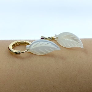 10 Stück Blatt Perlen Weiß Perlmutt Hand geschnitzte Blatt Anhänger für DIY Schmuck Ohrring machen WM-0163