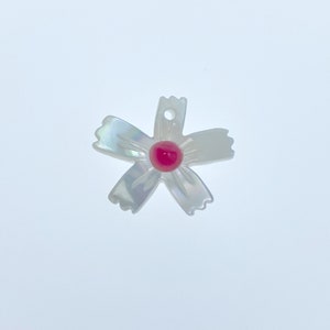 10pc 15mm Hand Carved White Mother of Pearl Flower Pendants WM-0186
