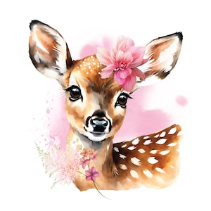 Könnte beinhalten: Ein Aquarellbild eines Rehs mit einer rosa Blume auf dem Kopf. Das Reh schaut den Betrachter mit großen braunen Augen an. Der Hintergrund ist ein zarter rosa Aquarell-Wasch.