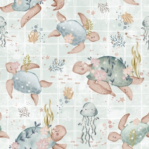 Könnte beinhalten: Aquarell-Illustration eines nahtlosen Musters mit Meeresschildkröten, Quallen und Wasserpflanzen. Die Schildkröten haben florale Akzente auf ihren Panzern, mit einer weichen Farbpalette aus Blau, Rosa und Beige auf einem hellgrünen Gitterhintergrund.