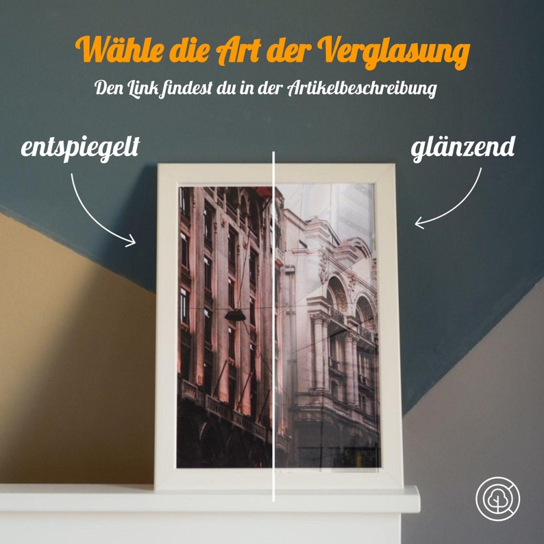 May include: A framed photograph of a city street with buildings in the background. The image is split in half, with the left side showing a non-glare finish and the right side showing a glossy finish. The text "W&auml;hle die Art der Verglasung" is at the top of the image, and the text "entspiegelt" is on the left and "gl&auml;nzend" is on the right.