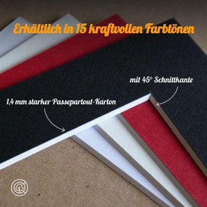 May include: Close-up of four different colored mat boards, each with a 45-degree cut edge. The mat boards are 1.4 mm thick and are available in 15 colors. The text "Erh&auml;ltlich in 15 kraftvollen Farbt&ouml;nen" is visible at the top of the image.
