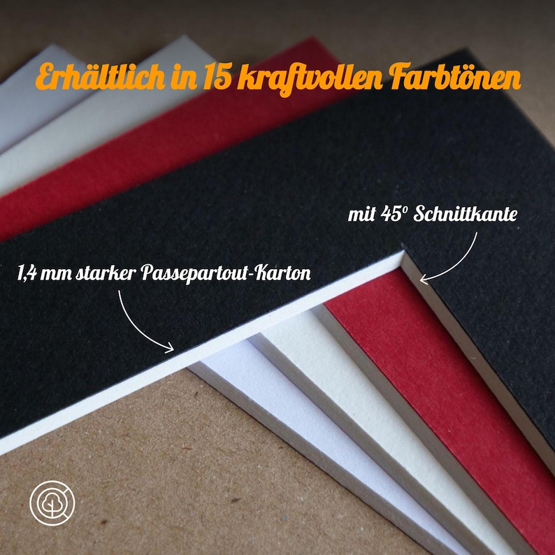 May include: Close-up of four different colored mat boards, each with a 45-degree cut edge. The mat boards are 1.4 mm thick and are available in 15 colors. The text "Erh&auml;ltlich in 15 kraftvollen Farbt&ouml;nen" is visible at the top of the image.