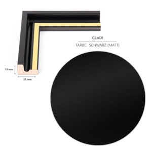 May include: A black picture frame with a gold trim. The frame is 1.4 inches wide and 0.7 inches deep. The text on the frame reads "GLADI FARBE: SCHWARZ (MATT)"