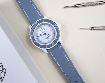 Correa de reloj de piel de becerro Swift azul claro hecha a mano para correas de reloj de tamaño personalizado.