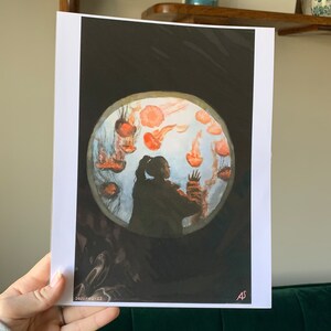クラゲ水族館 | 水彩画とアクリル 8x10.5 高品質マットアートプリント - 寮、オフィス、自宅、壁の装飾 - テープで留めて、吊るして、額装して <3
