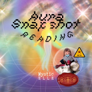 Może przedstawiać: Grafika cyfrowa z tekstem AURA SNAPSHOT READING oraz MYSTIC ELLE. Świecąca żółta sylwetka człowieka na tle kolorowego, gwiaździstego nieba. Okrągły wstawka przedstawia osobę trzymającą karty, białego kota oraz znak z napisem NO AI.
