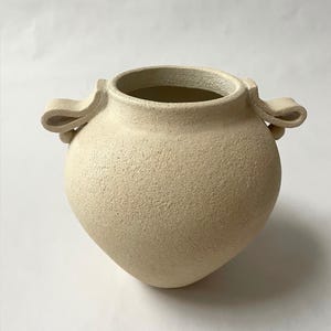Minimalistische Steinzeugvase, handgefertigte neutrale Keramik mit seitlichen Griffen, Japandi Boho-Stil
