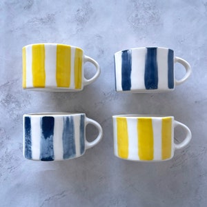 Grande tasse rayée jaune, tasse à café rayée bleue faite à la main, tasse à thé, tasse de petit-déjeuner, tasse au lait image 1