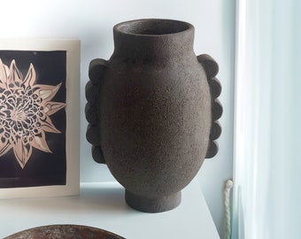 Florero minimalista de arcilla negra, decoración Wabi Sabi de cerámica oscura, toque moderno para el hogar, regalo inauguración de la casa