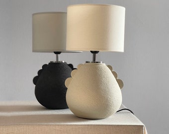 Lampada da tavolo scultorea in gres, ceramica con texture sabbiata, paralume in lino, Japandi Lighting
