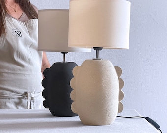 Minimalistische Tischlampe, originale schwarze Steinzeuglampe, Wohn- oder Schlafzimmerbeleuchtung, elegante und handgefertigte Lampe.