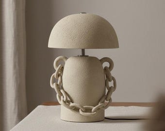 Lampada a forma di fungo in ceramica sabbiata con catena; scultura in ceramica testurizzata Wabi Sabi, illuminazione da comodino