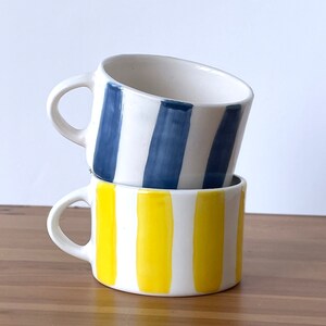 Large yellow striped mug, Handmade blue striped coffee mug, 12oz cup for tea, breakfast cool mug, Modern ceramic Cup, Latte Cup, Pottery Mug imagem 2