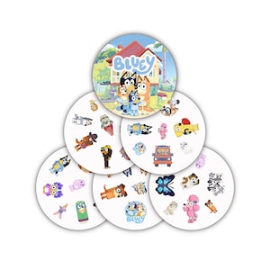 Puede incluir: Un conjunto de posavasos redondos con personajes y el logotipo de la serie animada "Bluey". Los posavasos tienen un fondo blanco con ilustraciones coloridas de los personajes, una casa y otras imágenes relacionadas. La palabra "Bluey" también es visible.