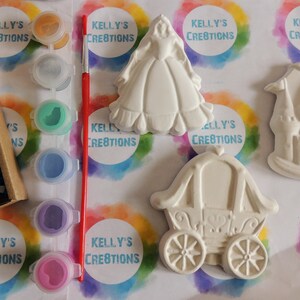 Pu&ograve; includere: Un set di quattro ornamenti in ceramica bianca, tra cui una principessa, una carrozza, un castello e un ornamento vuoto. Gli ornamenti sono pronti per essere dipinti con le vernici incluse. Le vernici sono in piccoli barattoli con coperchi e sono disponibili in una variet&agrave; di colori. Il set include anche un pennello.