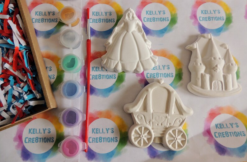 Pu&ograve; includere: Un set di quattro ornamenti in ceramica bianca, tra cui una principessa, una carrozza, un castello e un ornamento vuoto. Gli ornamenti sono pronti per essere dipinti con le vernici incluse. Le vernici sono in piccoli barattoli con coperchi e sono disponibili in una variet&agrave; di colori. Il set include anche un pennello.