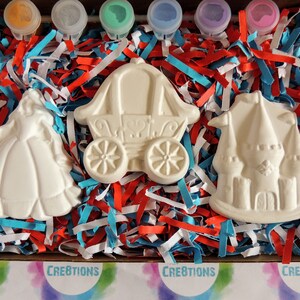 Pu&ograve; includere: Un kit per lavoretti con tre figurine in ceramica bianca: una principessa, una carrozza e un castello. Il kit include quattro piccoli barattoli di vernice.