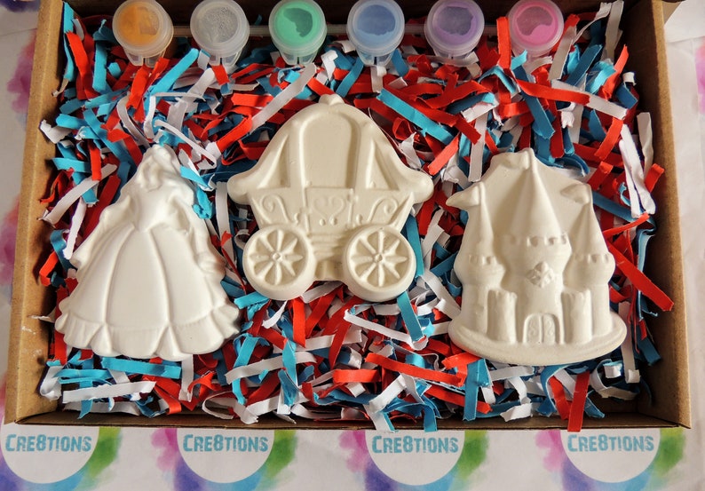 Pu&ograve; includere: Un kit per lavoretti con tre figurine in ceramica bianca: una principessa, una carrozza e un castello. Il kit include quattro piccoli barattoli di vernice.