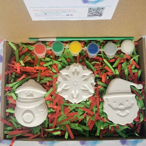 Pu&ograve; includere: Un kit di ceramica fai-da-te a tema natalizio con tre ornamenti in ceramica bianca: un pupazzo di neve, un fiocco di neve e Babbo Natale. Il kit include cinque barattoli di vernice in rosso, verde, giallo, blu e bianco, e un pennello.