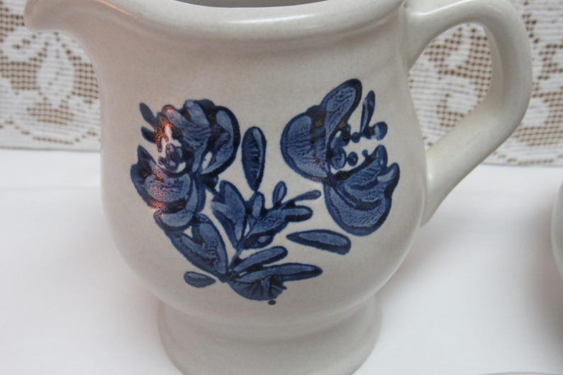 Vintage PFALTZGRAFF YORKTOWNE Stoneware Pottery Sugar Bowl with Lid AND Creamer Blue and White Country Farmhouse zdjęcie 3
