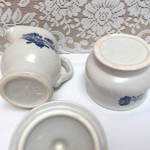 Vintage PFALTZGRAFF YORKTOWNE Stoneware Pottery Sugar Bowl with Lid AND Creamer Blue and White Country Farmhouse zdjęcie 4