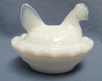 Vintage WESTMORELAND GLASS Milk Glass Covered Nesting Hen Chicken Small Country Farmhouse Opalescent