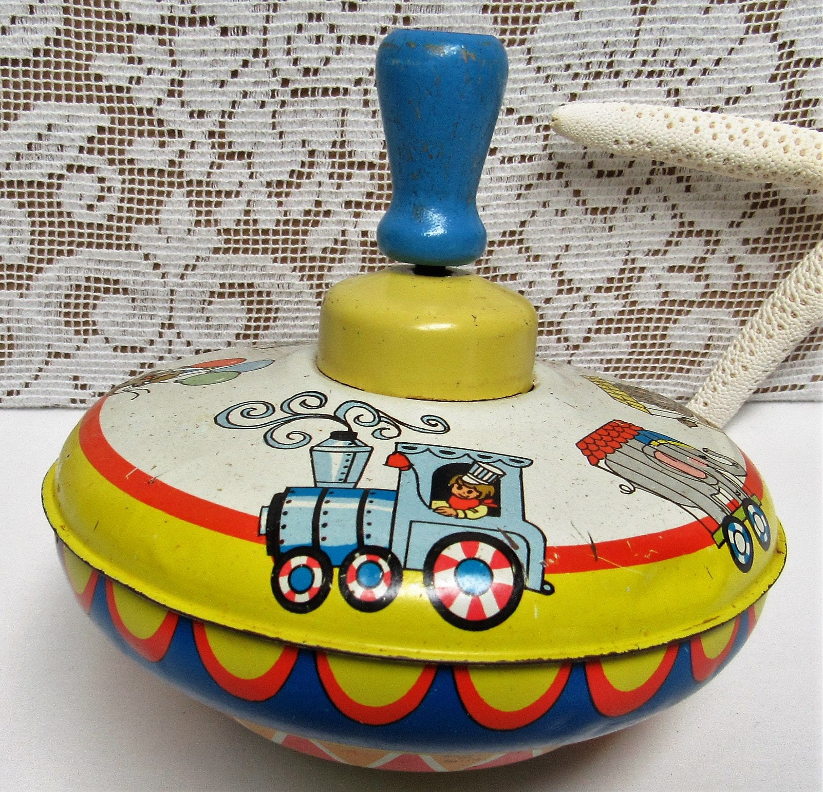 Vintage OHIO ART Spinning Tin Toy Vintage Circus Train Animals