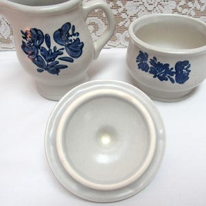 Vintage PFALTZGRAFF YORKTOWNE Stoneware Pottery Sugar Bowl with Lid AND Creamer Blue and White Country Farmhouse zdjęcie 2