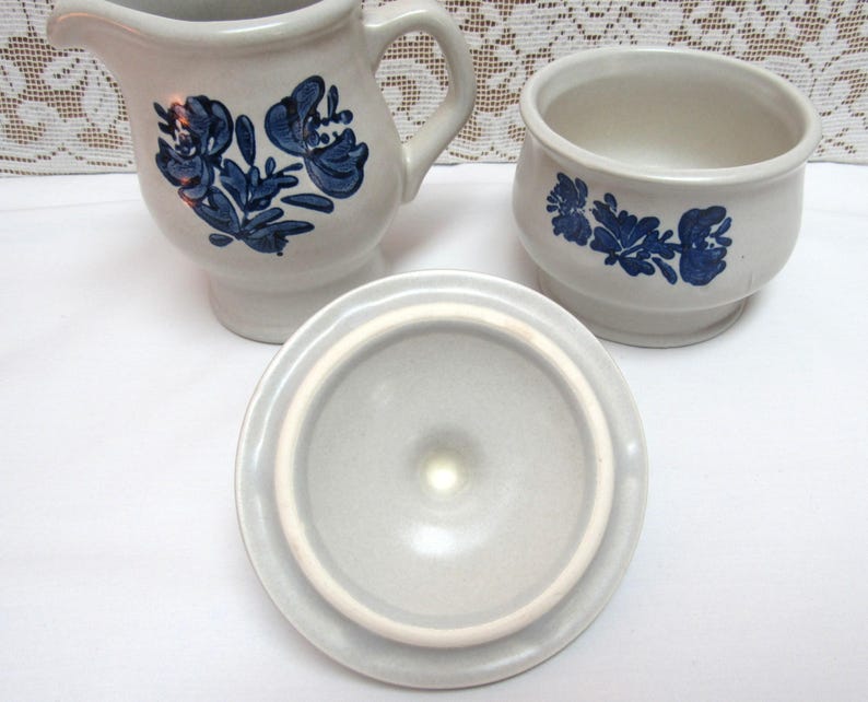 Vintage PFALTZGRAFF YORKTOWNE Stoneware Pottery Sugar Bowl with Lid AND Creamer Blue and White Country Farmhouse zdjęcie 2