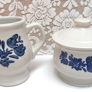 Vintage PFALTZGRAFF YORKTOWNE Stoneware Pottery Sugar Bowl with Lid AND Creamer Blue and White Country Farmhouse zdjęcie 1