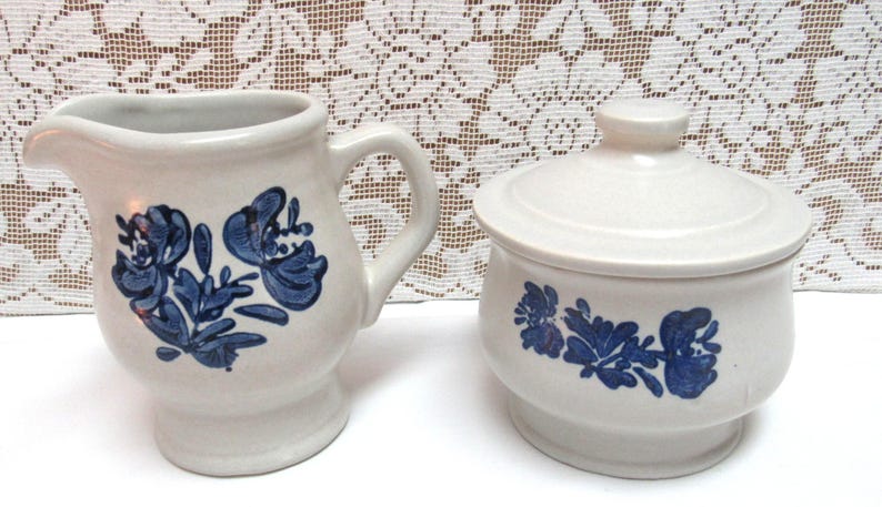 Vintage PFALTZGRAFF YORKTOWNE Stoneware Pottery Sugar Bowl with Lid AND Creamer Blue and White Country Farmhouse zdjęcie 1