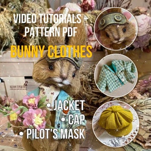 Może przedstawiać: Brązowy królik w niebiesko-białej kratowanej kurtce, żółtej czapce i brązowej masce pilota. Obraz zawiera tekst "VIDEO TUTORIALS + PATTERN PDF BUNNY CLOTHES JACKET CAP PILOT'S MASK".