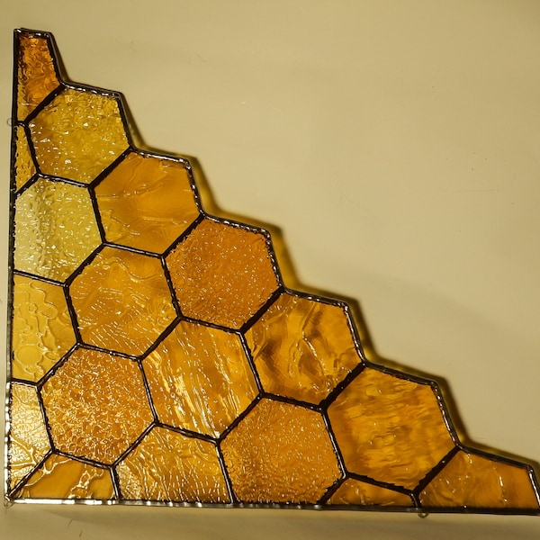 Nid d'abeille biseauté. Ajoutez une touche d'élégance à votre maison avec ce vitrail d'angle fait main de couleur miel ! Cadeau fête des mères. Cadeau pour maman