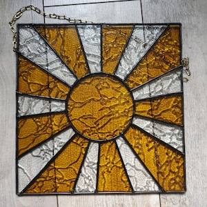 Goldenes Buntglas-Sonnenpanel. Quadratischer Sunburst Glas-Sonnenfänger, handgefertigter hängender Sonnenfänger, Regenbogen-Maker, Sonnen-Wanddekor, Kunstverzierung