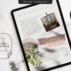 Peut inclure: Un journal numérique quotidien affiché sur une tablette. L'écran présente du texte manuscrit, une photo et des éléments décoratifs. Les mots "DAILY JOURNAL" et "365 days" sont également visibles.