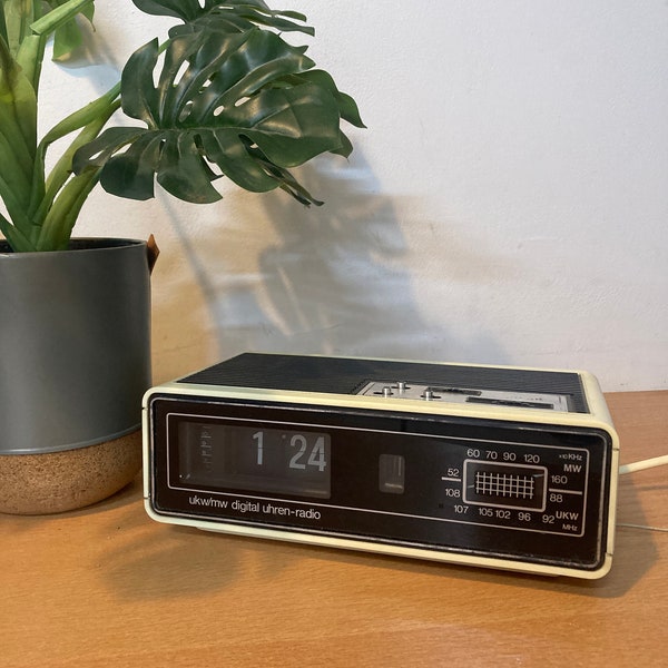 Radio-réveil FLIP Am blanc entièrement fonctionnel Diamant Zürich vintage / radio-réveil vintage / réveil / horloge numérique 0/réveil des années 70