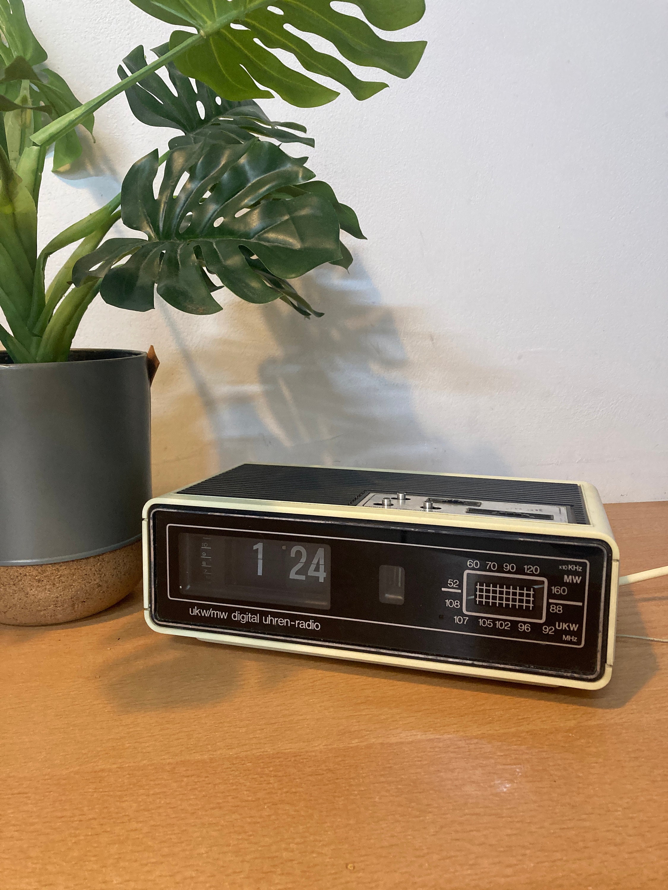 Radio y reloj vintage, Reloj despertador vintage, Radio reloj electrónico,  Radio antigua INTERSOUND CR 505, Probado y funcionando, Radio coleccionable  -  México