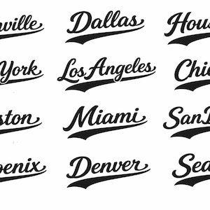 以下が含まれることがあります： ナッシュビル、ダラス、ヒューストン、ニューヨーク、ロサンゼルス、シカゴ、ボストン、マイアミ、サンディエゴ、フェニックス、デンバー、シアトルなど、米国の主要都市の名前が黒い筆記体で書かれたテキストのシリーズ。各都市名は、暗い下線付きの筆記体で書かれています。