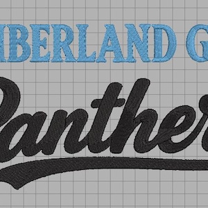 Könnte beinhalten: Ein Stickdesign mit dem Text CUMBERLAND GAP in hellblauen Blockbuchstaben über dem Wort Panthers in schwarzer Schreibschrift mit einem dekorativen Unterstrich, alles vor einem hellgrauen Hintergrund mit Raster.