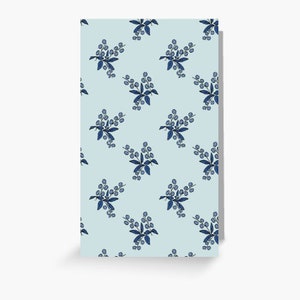Cartão de felicitações A6 10 x 15 cm (4 x 6 pol.) - Flor de acácia azul, arte em destaque 'WATTLE BLUE' - um padrão simples de flor azul, cartão interno em branco