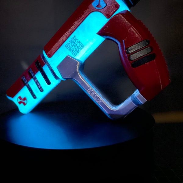 Apex Legends Fan Art replica Health Injector ideal for cosplay, or to display. Glows blue in the dark. Needs charging with sunlight first.