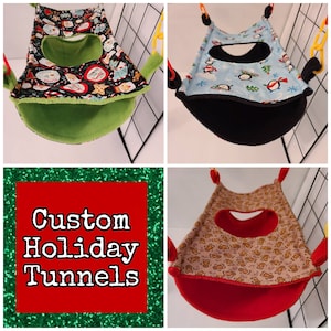Puede incluir: Un collage de túneles navideños personalizados para mascotas pequeñas. Cada túnel presenta un patrón festivo único, incluyendo Papá Noel, pingüinos y hombres de jengibre. Los túneles están suspendidos por cadenas y tienen un interior de forro polar suave.