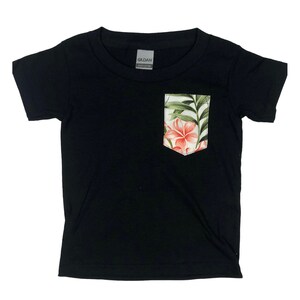 Hergestellt in Hawaii / Kinder Hawaiian Plumeria Aloha Shirt Pocket Tee- Hochwertige T-Shirts