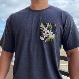 Plumeria Pocket Tee - Hawaiianisches Aloha Flower T-Shirt, hochwertige Freizeitkleidung Made in Hawaii