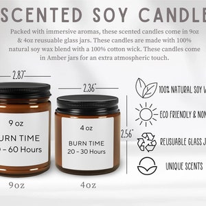 Op de afbeelding: Twee amber glazen potten met zwarte deksels die sojawas kaarsen bevatten. De grotere pot is 9 ounce en heeft een brandtijd van 50-60 uur. De kleinere pot is 4 ounce en heeft een brandtijd van 20-30 uur. Beide potten hebben witte etiketten met zwarte tekst. De kaarsen zijn gemaakt van 100% natuurlijke sojawas en een 100% katoenen lont. Ze zijn milieuvriendelijk en niet-toxisch.