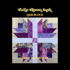 Op de afbeelding: Een quiltblok met de tekst "Tulip Bloom Sash, Quilt Block" in gouden letters. Het blok heeft een centraal wit kruisontwerp, omgeven door paarse en bedrukte stoffen secties. De rechter benedenhoek heeft de tekst "©Sew She Builds".
