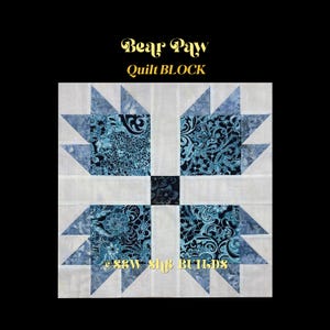 Pode incluir: Um bloco de colcha Bear Paw com fundo branco e quatro pegadas de urso. As pegadas de urso são uma combinação de tecidos azul claro e azul estampado. O texto "Bear Paw Quilt BLOCK" está no topo.