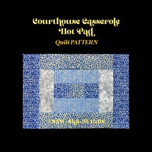 Puede incluir: Un patrón de quilt para un salvamanteles Courthouse Casserole. El salvamanteles presenta un diseño rectangular con un borde floral azul y un patrón central de rectángulos azul claro, azul medio y blancos. El texto "Quilt Pattern" también es visible.