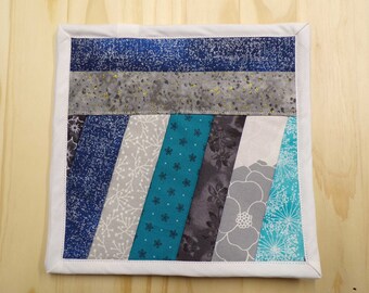 Blue & grey mug rug | Quilted table topper | Quilted mug rug | Blue and silver quilt topper | Snack mat | quilted gift | Mug rug